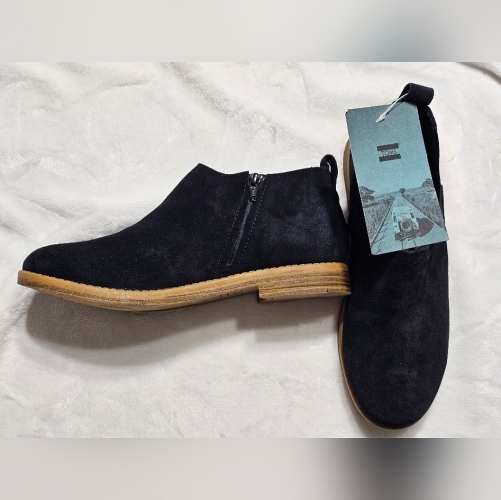 Toms Leilani youth 4 black suede boots NEW